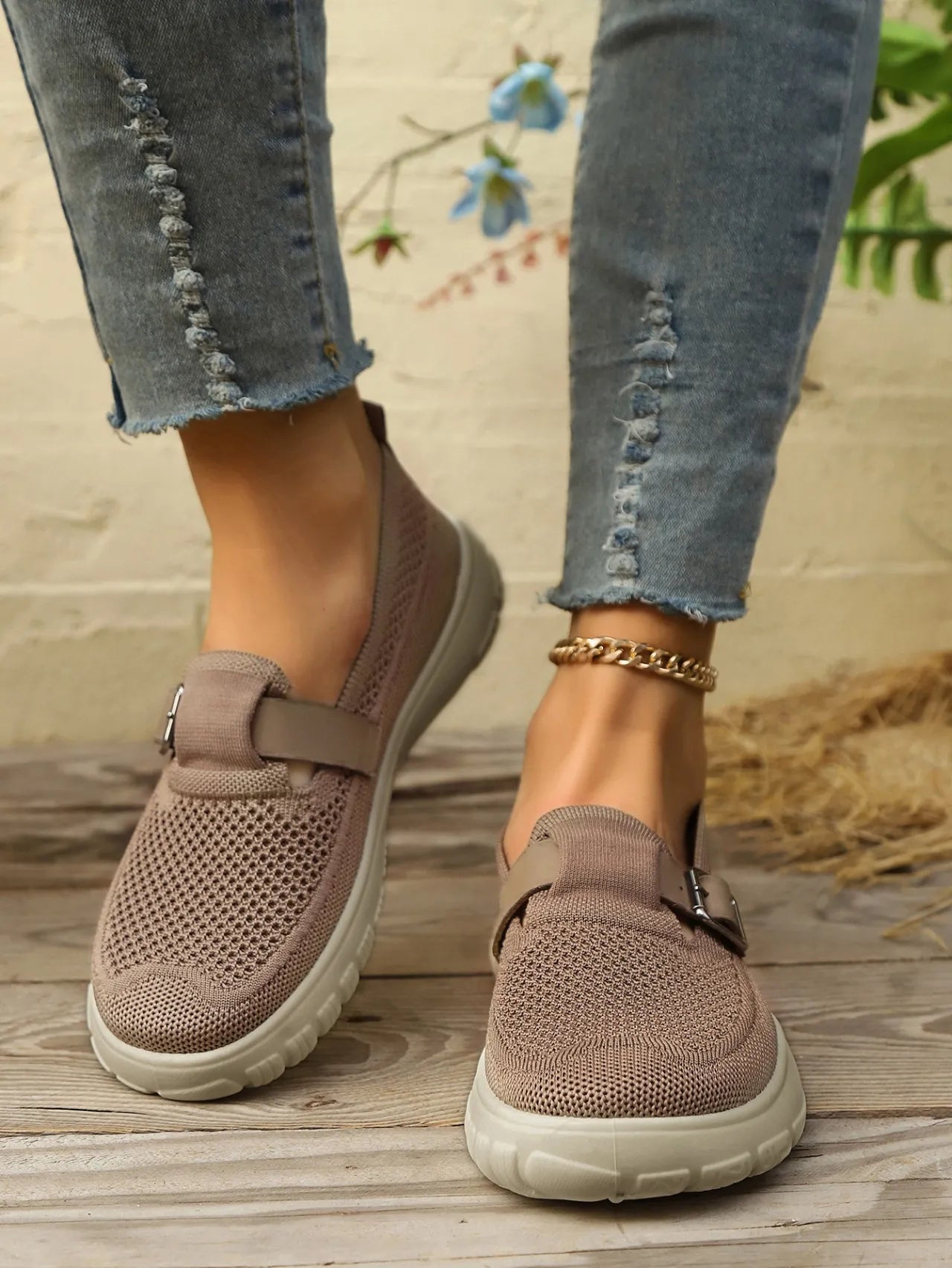 Breathable And Comfortable Sneaker Slip-on Soft Bottom Walking
