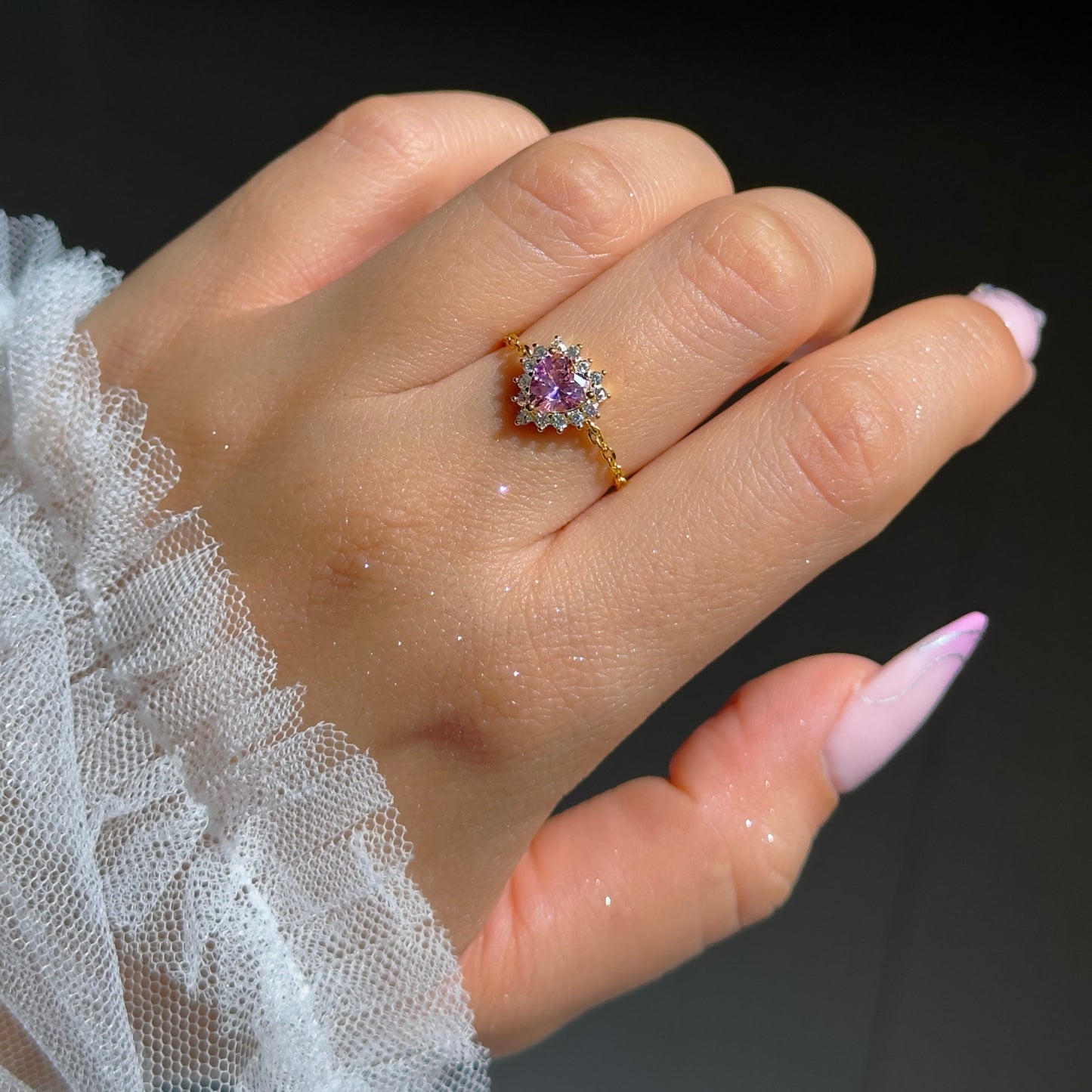 Queen of Hearts Chain Ring- Pink